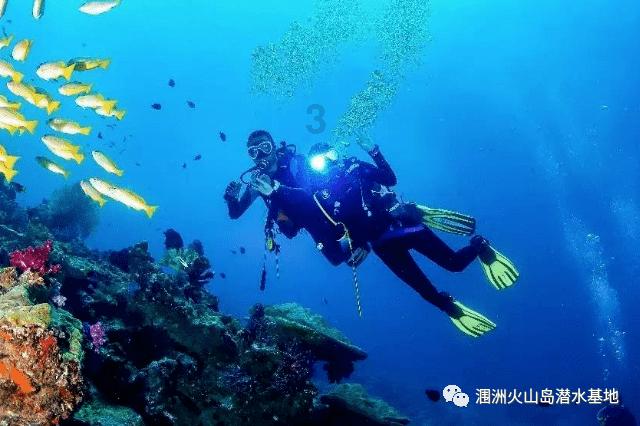 花里胡哨的毛衣能穿出时髦感吗？