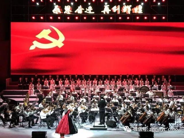 重庆女子去男友家玩，被4个姐姐围观，迟迟不敢进家门：瑟瑟发抖