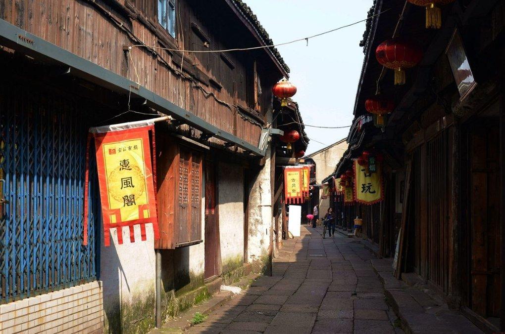 《红佛女》:因为渴望被在乎,他和父亲最终成为仇人