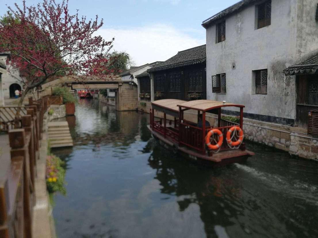 为什么高铁火车轨道是辅在碎石上，而不直接用平整的水泥地呢？谢谢游戏画面
