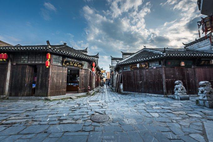 灯笼挡住红绿灯,司机被扣6分罚200元?警方辟谣:不存在
